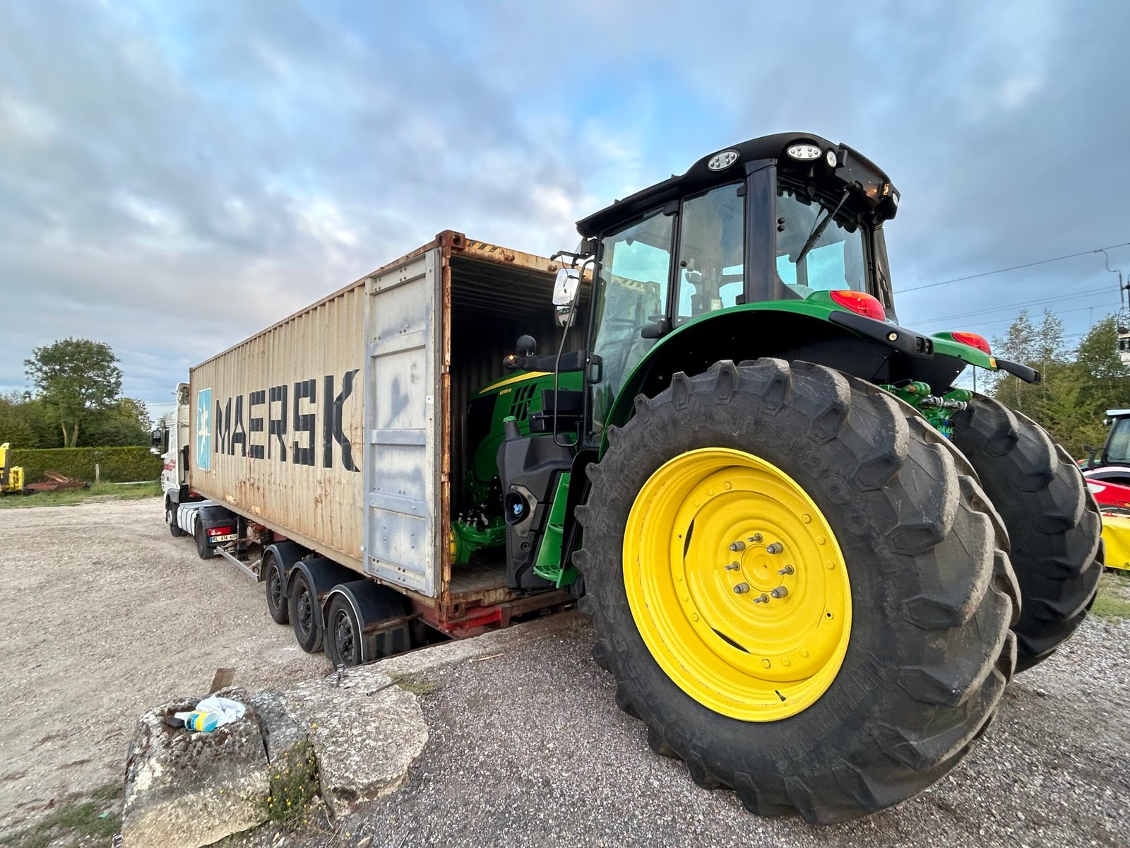 Chargement d’un tracteur agricole en conteneur