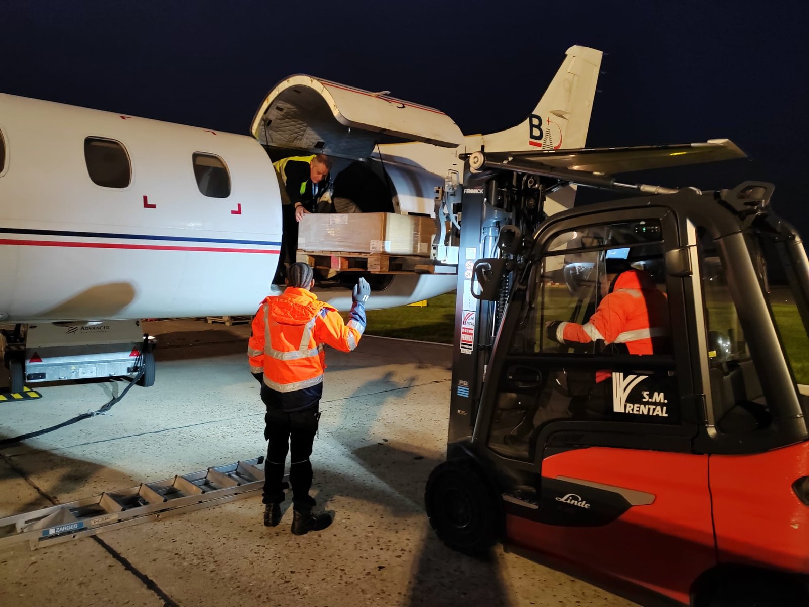 Chargement des pièces automobiles dans l’avion affrété pour le Maroc